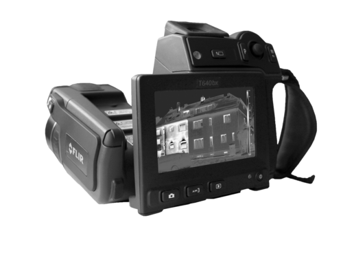 Infrarotkamera mit Bildschirm, auf dem ein Haus zu sehen ist