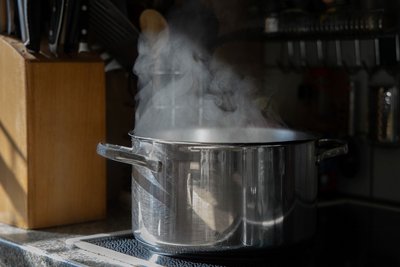 Kochtopf erzeugt Wasserdampf beim Kochen