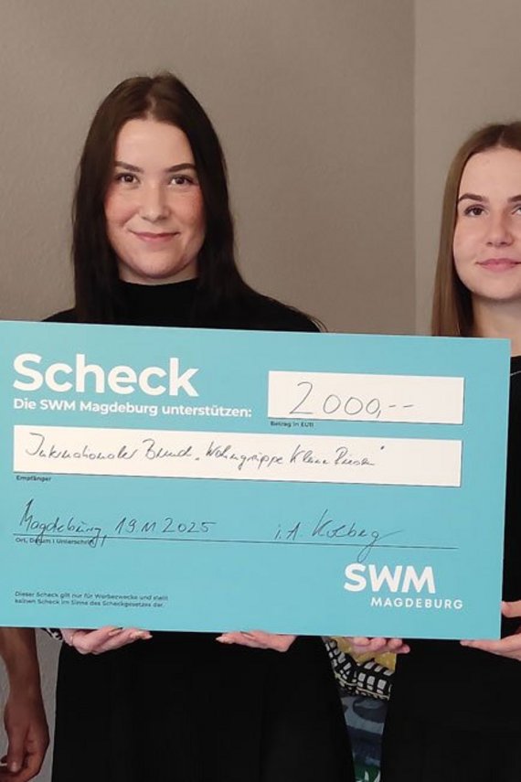 SWM Azubis übergeben Spendenscheck an Wohngruppe