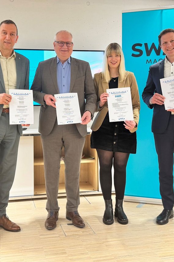 Geschäftsführer, Mitarbeiterin der SWM und ÖHMI Auditor mit überreichten Zertifikaten