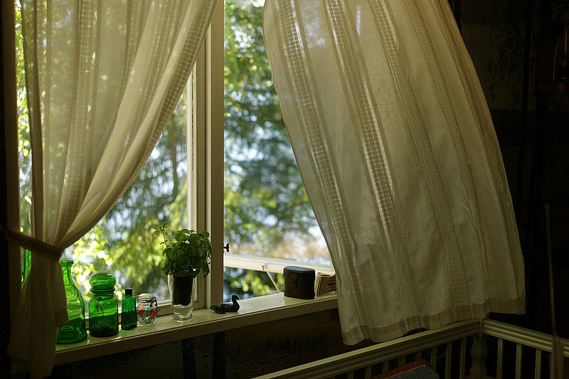 Offenes Fenster und der Wind weht hinein