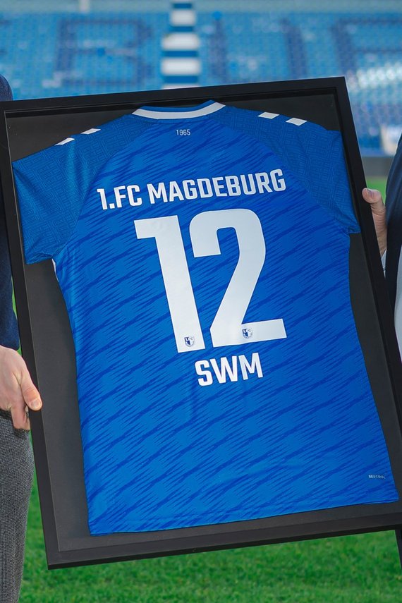 Martin Geisthardt, Geschäftsführer des 1. FC Magdeburg und Andreas Fedorczuk, Technischer Geschäftsführer der SWM Magdeburg verlängern die Partnerschaft vorzeitig